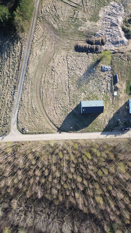 Działka z góry, las obok