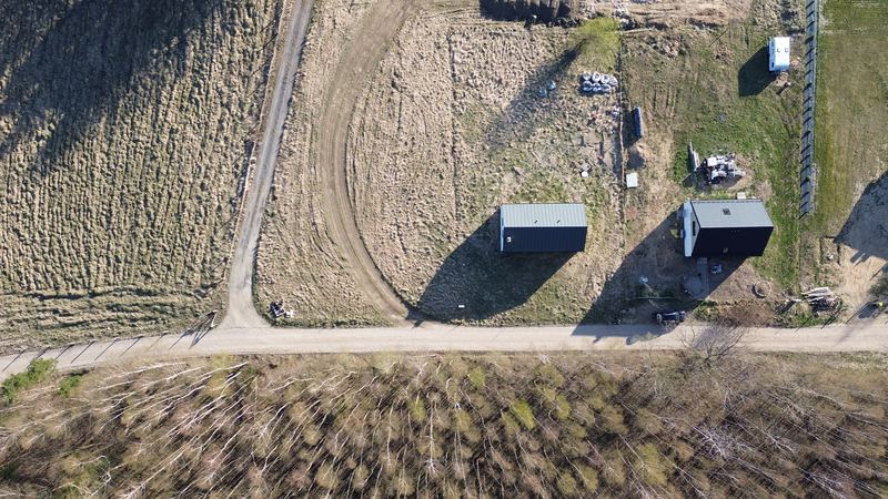 Widok z drona: dom, droga, las