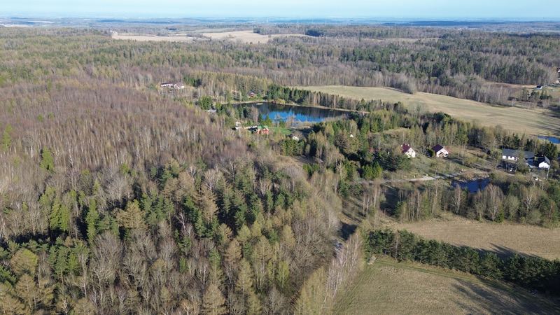 Front domu w słońcu